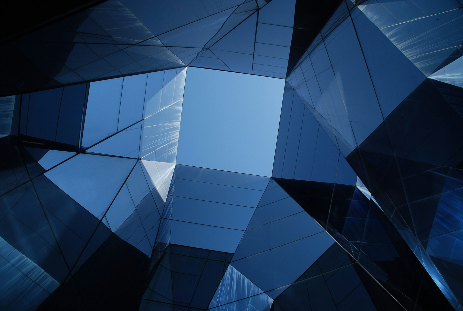 Architecture de verre bleutée vue en contre-plongée